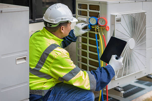Professional Hvac technician working in Kemah, TX